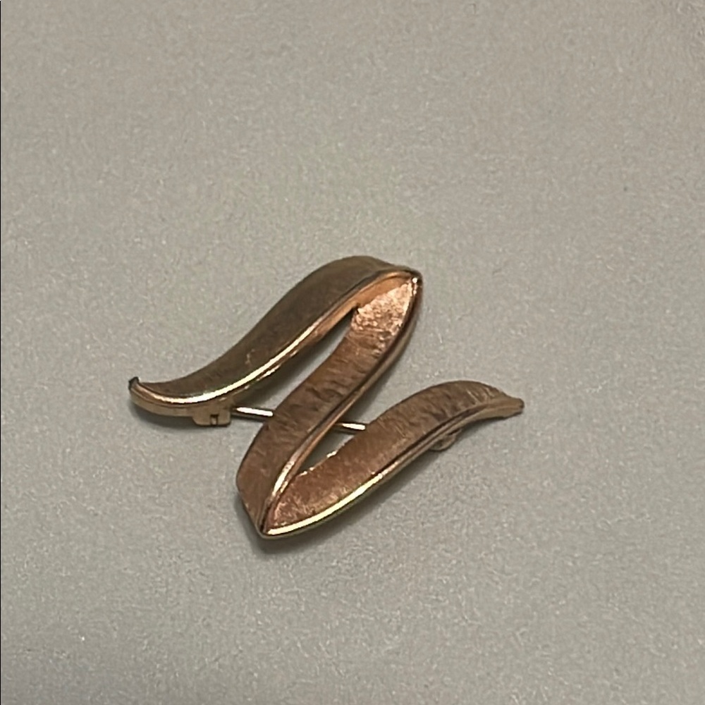 TRIFARI BROOCHE